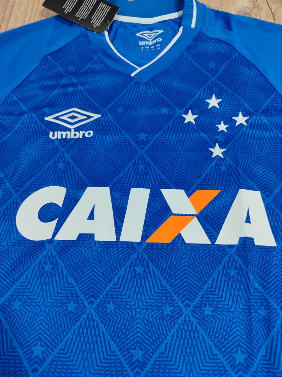 Camisa Cruzeiro Umbro 2017 modelo torcedor na etiqueta