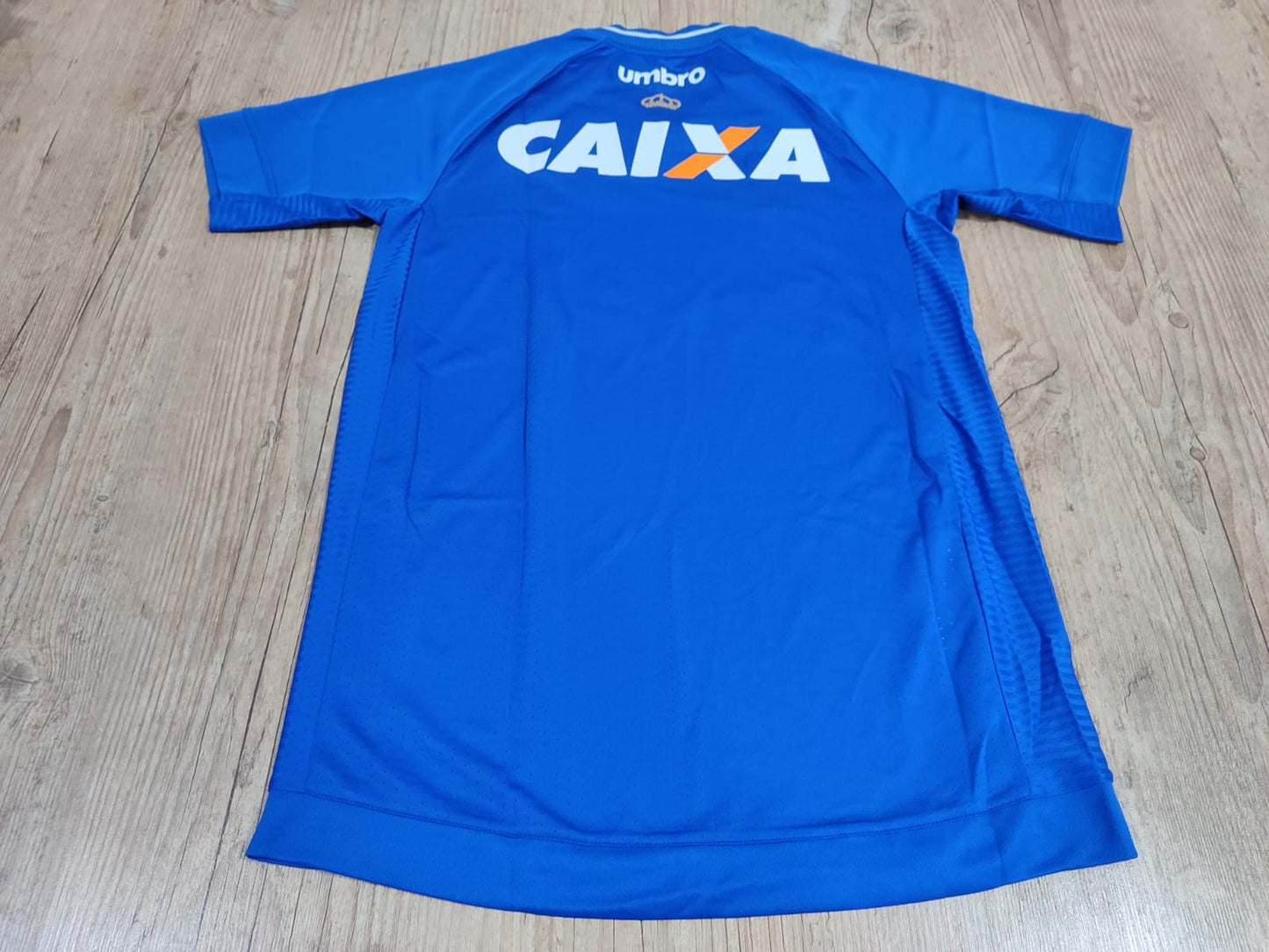 Camisa Cruzeiro Umbro 2017 modelo torcedor na etiqueta