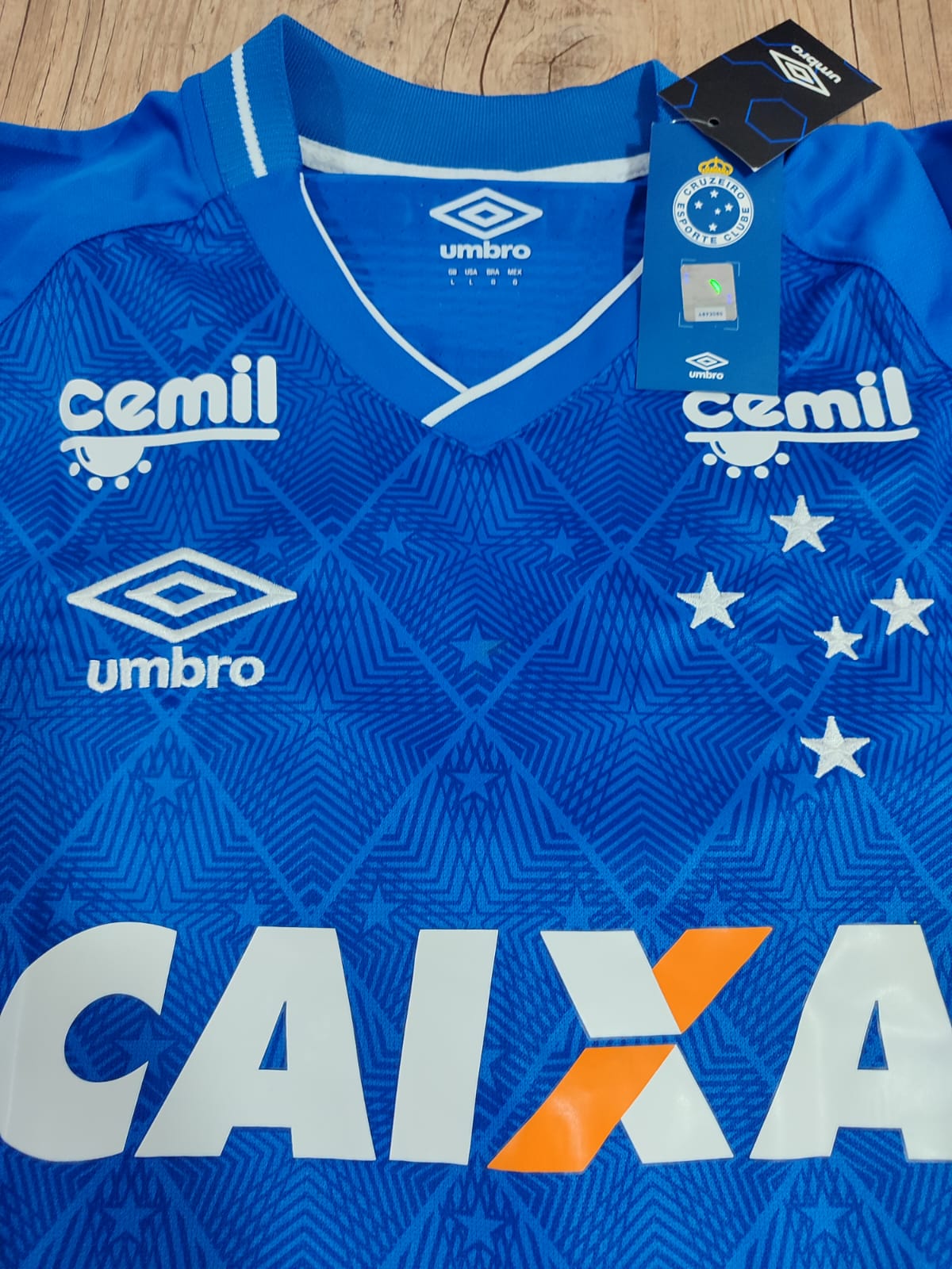 Camisa Cruzeiro Umbro 2017 modelo torcedor na etiqueta