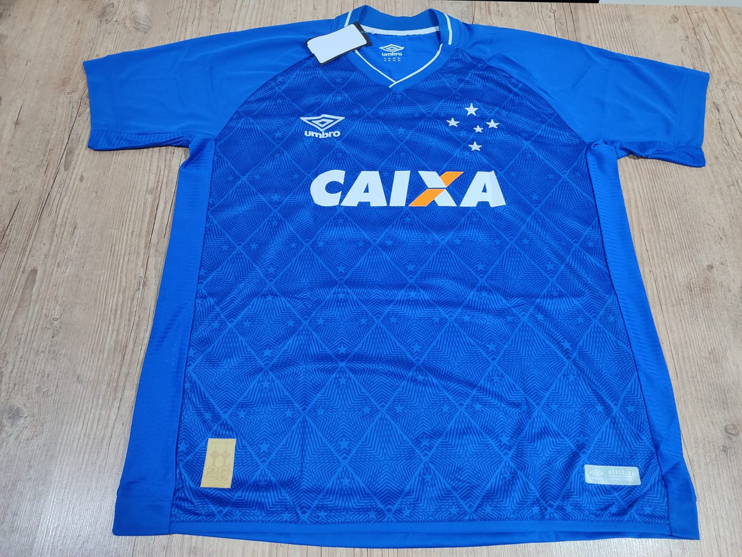 Camisa Cruzeiro Umbro 2017 modelo torcedor na etiqueta