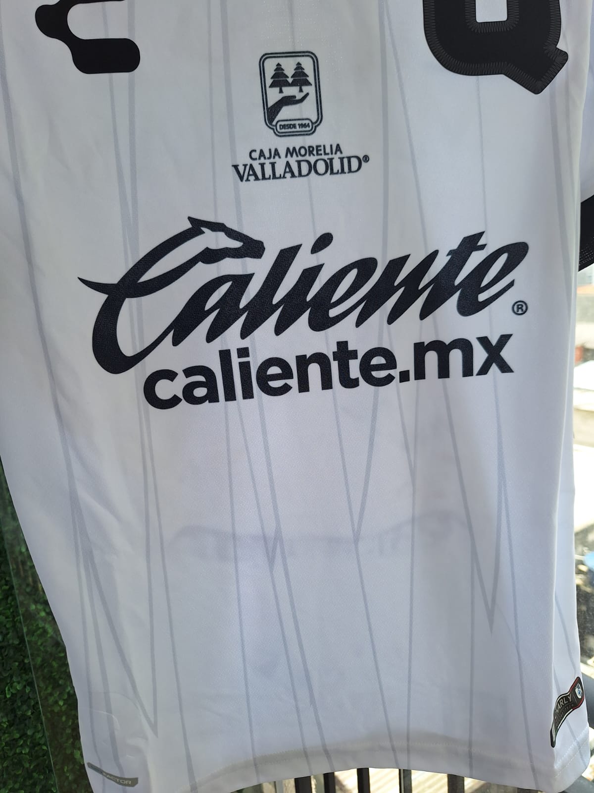 Camisa Charly Fútbol de Gallos de Querétaro 2020-21 (pequenos defeitos)