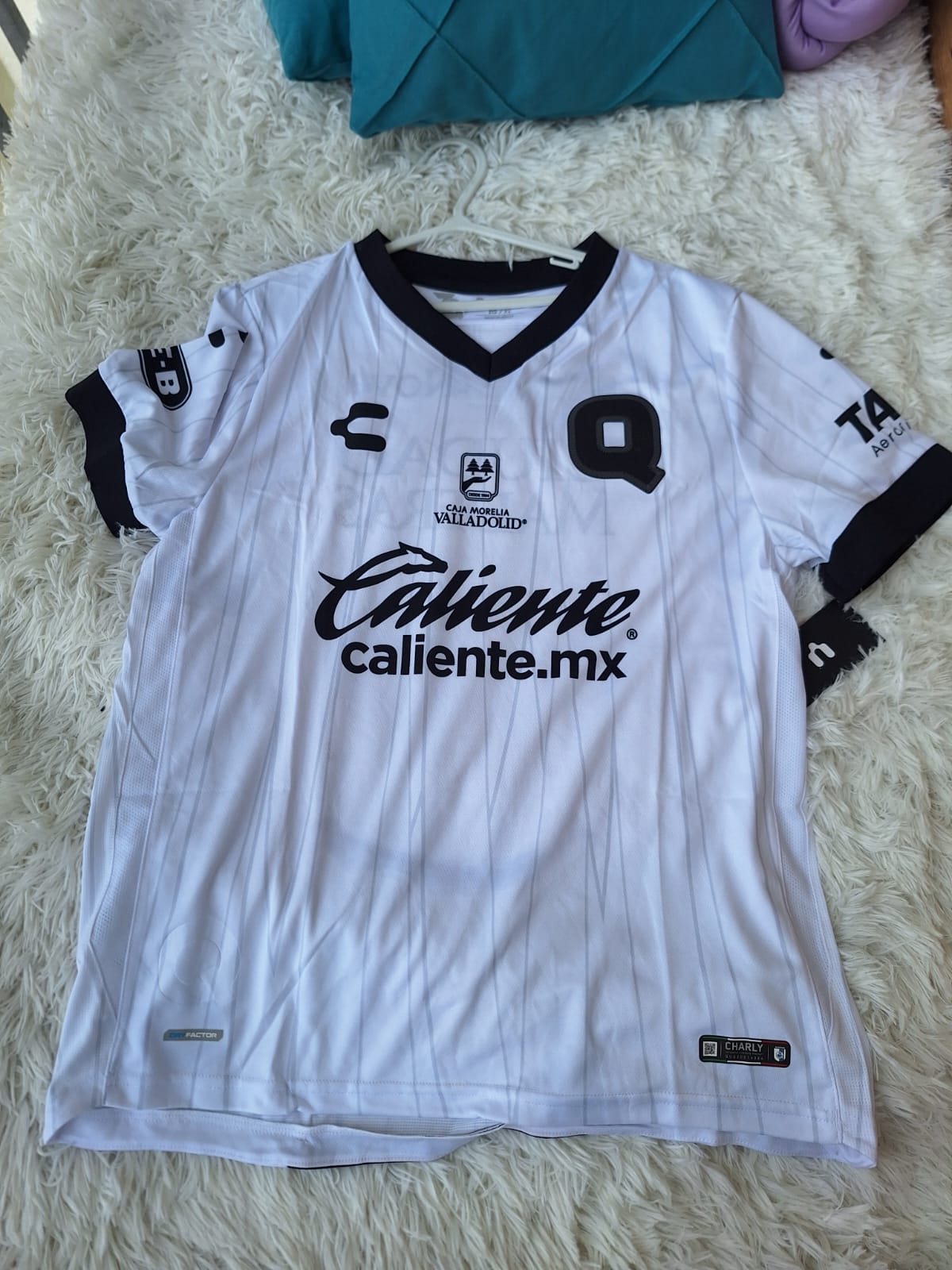 Camisa Charly Fútbol de Gallos de Querétaro 2020-21 (pequenos defeitos)