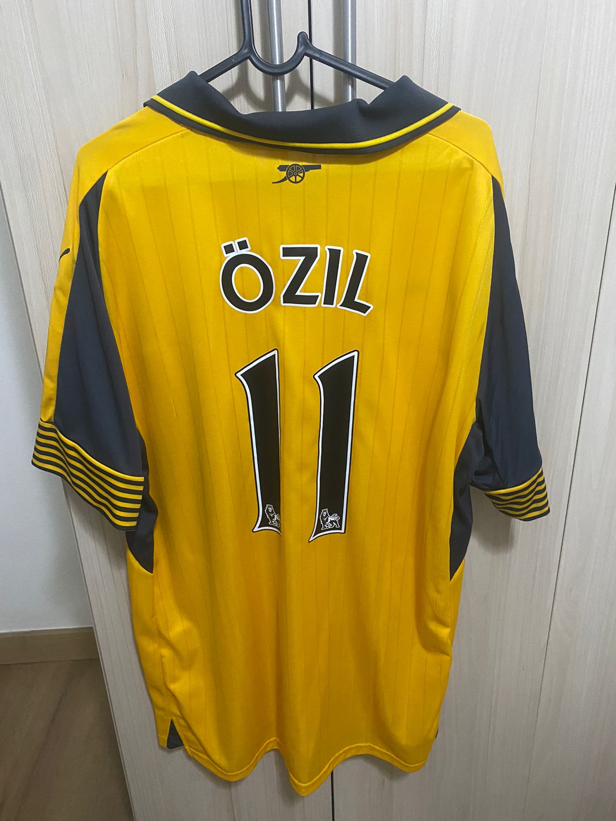 Camisa Arsenal away GG Ozil