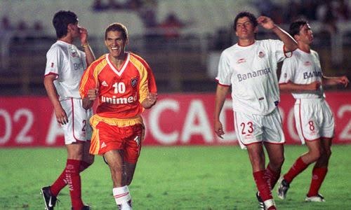 Camisa do Fluminense - 2002 - Centenário - assinada por ídolos